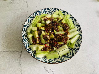 16、蒜蓉蒸丝瓜,将调料汁倒入丝瓜中