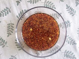 8、家庭版凉拌口水鸡,将适量做好的辣椒油混合之前调好的酱汁内 口水鸡的精华就完成啦