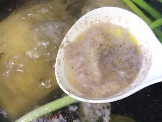 9、家庭版凉拌口水鸡,中途记得撇去血沫（不撇也没有关系 不影响味道）