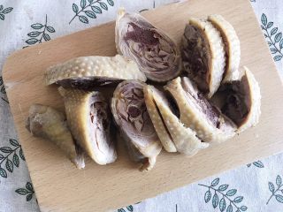 13、家庭版凉拌口水鸡,大鸡腿切成适中的厚片