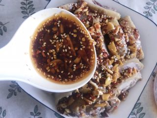 15、家庭版凉拌口水鸡,将灵魂酱汁浇淋在鸡肉上即可