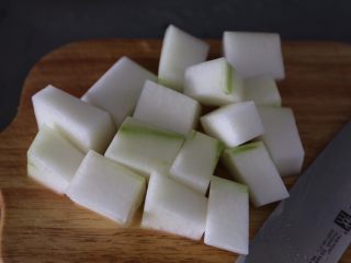 2、冬瓜鸡蛋汤,冬瓜去皮切大块