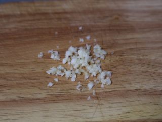 8、冬瓜鸡蛋汤,蒜切成碎末