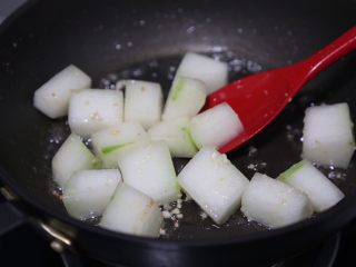 11、冬瓜鸡蛋汤,翻炒几下至冬瓜有少许透明