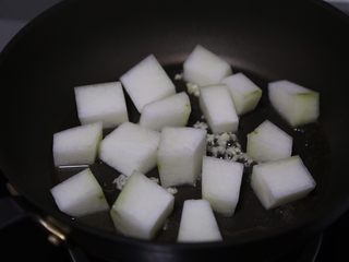 10、冬瓜鸡蛋汤,放入冬瓜煎炒