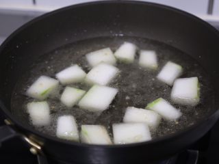 12、冬瓜鸡蛋汤,倒入水大火煮开