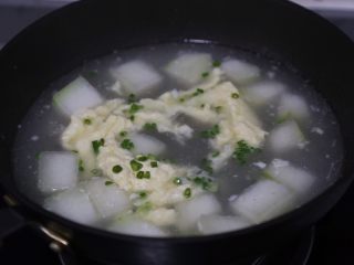 17、冬瓜鸡蛋汤,继续煮1分钟，关火撒葱花即可