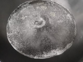 3、凉拌青菜香菇,煮开后，放入2g盐和玉米油，搅拌均匀