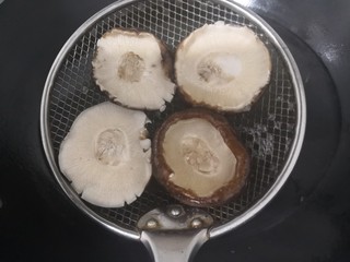 9、凉拌青菜香菇,香菇断生后，捞出