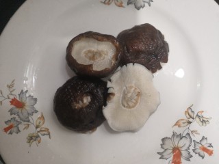 11、凉拌青菜香菇,香菇过凉后，挤干水份，备用