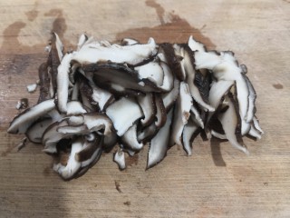 13、凉拌青菜香菇,把香菇，切成片