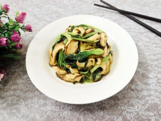 17、凉拌青菜香菇,时间到，即可盛出，上桌