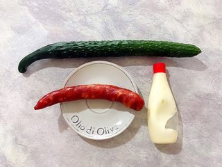 1、懒人料理+红红绿绿黄瓜红肠沙拉,准备好所有食材,就是这样简单