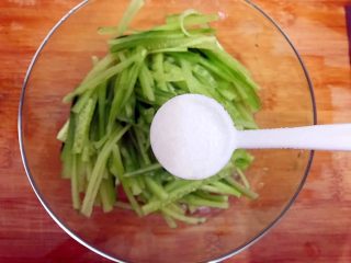 3、懒人料理+红红绿绿黄瓜红肠沙拉,切好后黄瓜丝内入一丢丢细盐