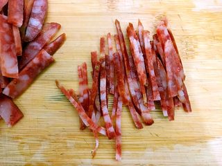 5、懒人料理+红红绿绿黄瓜红肠沙拉,如图所示,将红肠切成丝