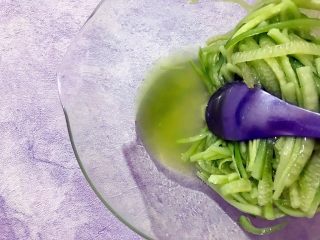 7、懒人料理+红红绿绿黄瓜红肠沙拉,倒去黄瓜内产生的水分,有必要的话还可以用手挤一下黄瓜