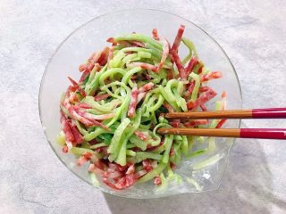 9、懒人料理+红红绿绿黄瓜红肠沙拉,搅拌均匀