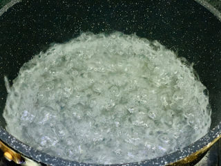 2、麻辣魔芋,锅里清水烧开；