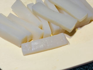 5、麻辣魔芋,把处理好的魔芋，切成条状；