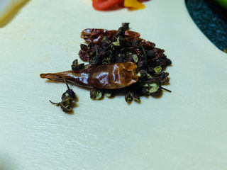 6、麻辣魔芋,辣椒????️花椒洗净，待用；