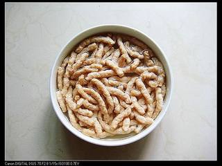 1、三丝酱茄条,2.	素肉丝泡软挤干水分备用。