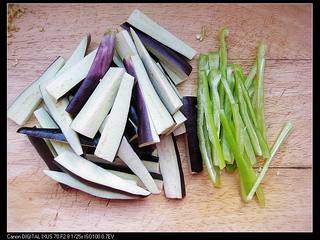 2、三丝酱茄条,3.	茄子切粗条，青椒切粗丝。