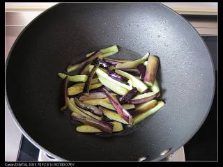3、三丝酱茄条,4.	炒锅烧热，倒入较多油，放入茄子条。
