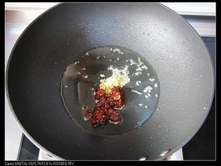 5、三丝酱茄条,5.	炒锅留底油烧热，放入姜末、豆瓣酱。