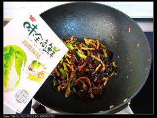 11、三丝酱茄条,9.	出锅前沿着锅边烹入白醋，再加入鸡精提味即可。