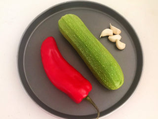 1、醋溜西葫芦,准备食材：西葫芦，彩椒，蒜瓣