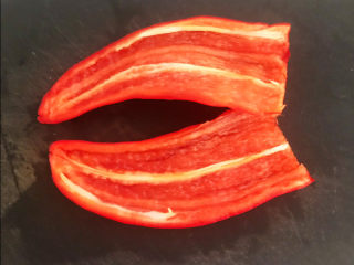 3、醋溜西葫芦,彩椒从中间切开，去蒂去籽