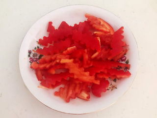 4、醋溜西葫芦,把彩椒切成小片