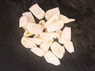 5、醋溜西葫芦,蒜瓣切成小片