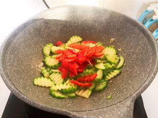 9、醋溜西葫芦,加入彩椒