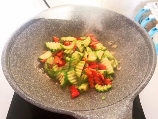 12、醋溜西葫芦,翻炒均匀