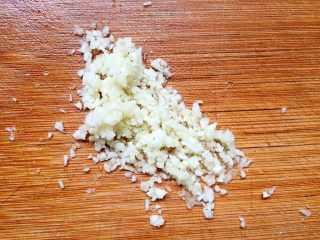 5、口水鸡,将大蒜切小碎末。