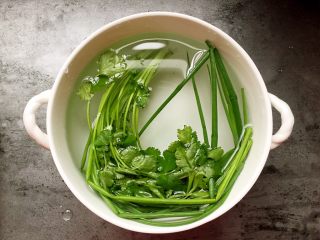 6、口水鸡,香菜和小葱洗净用淡盐水浸泡一会儿杀菌。