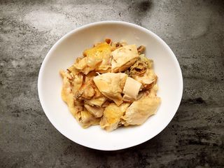 10、口水鸡,煮好的鸡肉切好放入碗中。