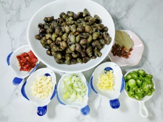 1、麻辣田螺,食材准备，田螺用清水浸泡吐沙，洗干净
