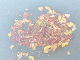 6、麻辣田螺,炒出香味出红油