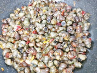 8、麻辣田螺,翻炒3分钟