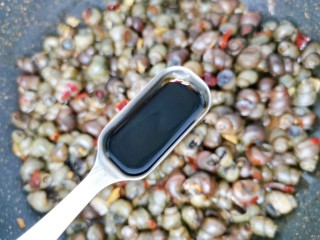 11、麻辣田螺,加半勺老抽翻炒均匀