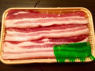 1、香河猪肉香菇肉饼,新鲜五花肉打开。