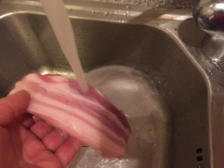 2、香河猪肉香菇肉饼,用水冲洗干净。