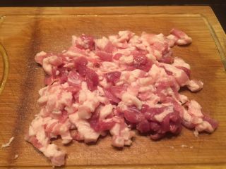 3、香河猪肉香菇肉饼,切成小丁。