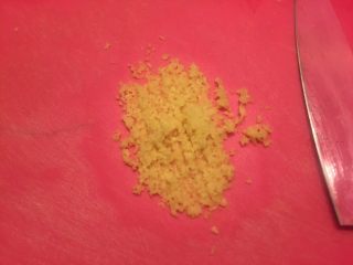 5、香河猪肉香菇肉饼,姜剁成末。