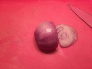 6、香河猪肉香菇肉饼,洋葱洗干净切成片。