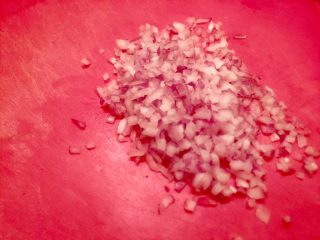 7、香河猪肉香菇肉饼,在切成小粒。