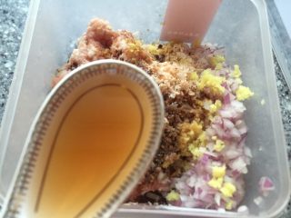 8、香河猪肉香菇肉饼,肉馅放入保鲜盒中加姜末，料酒，饺子调料粉，