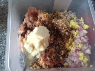 9、香河猪肉香菇肉饼,加入鸡粉，老抽。